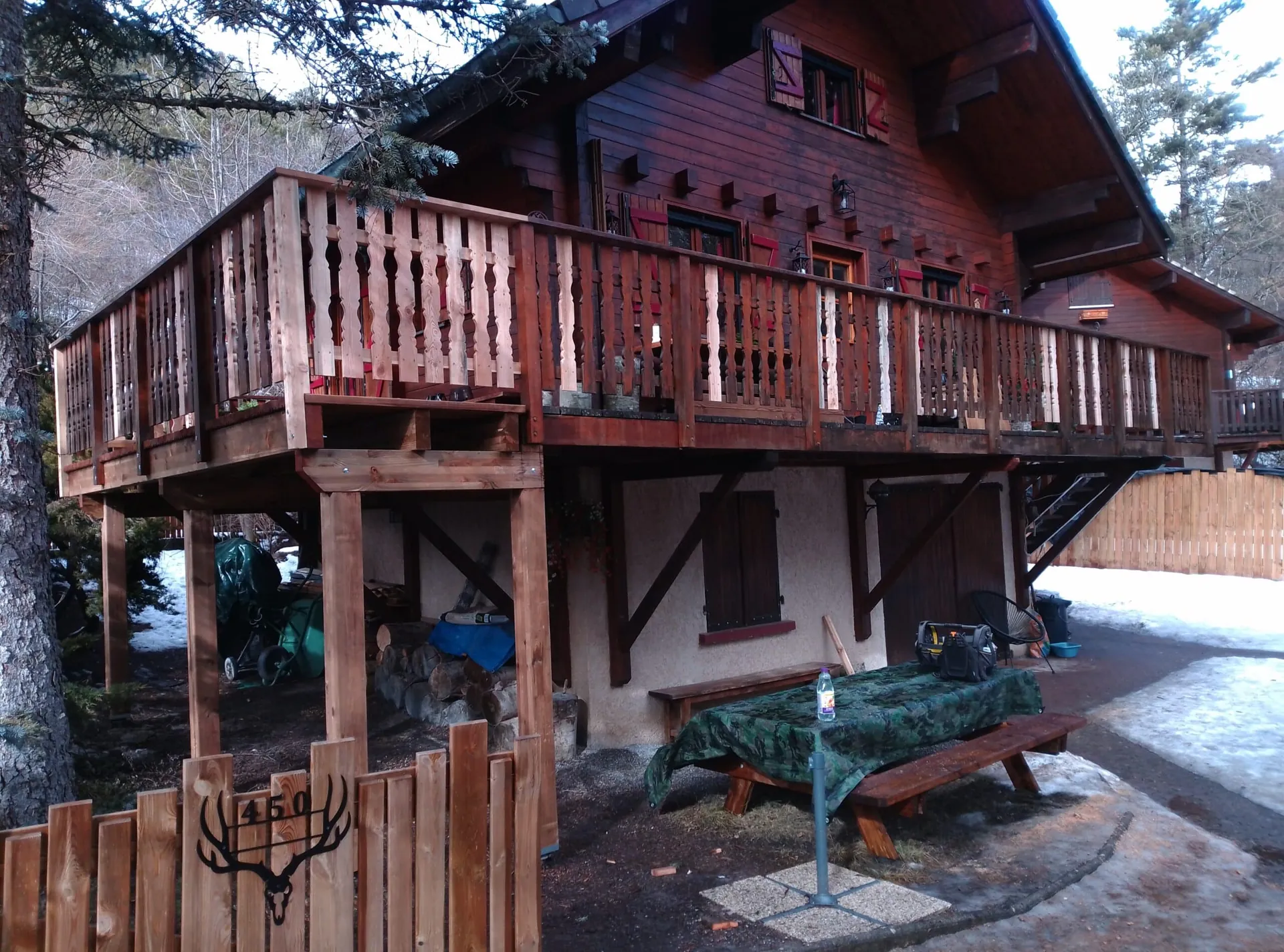 Chalet rénové avec balcon bois et couverture dans les Hautes-Alpes par RT2C