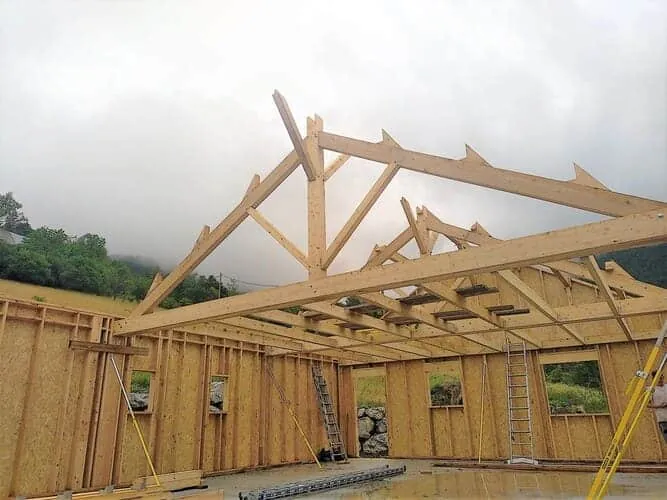 Charpente bois travaillée par RT2C pendant un chantier de toiture