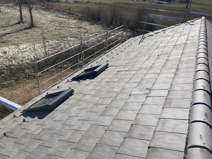 Couverture en tuiles avec fenêtres de toit VELUX posées par RT2C à Gap