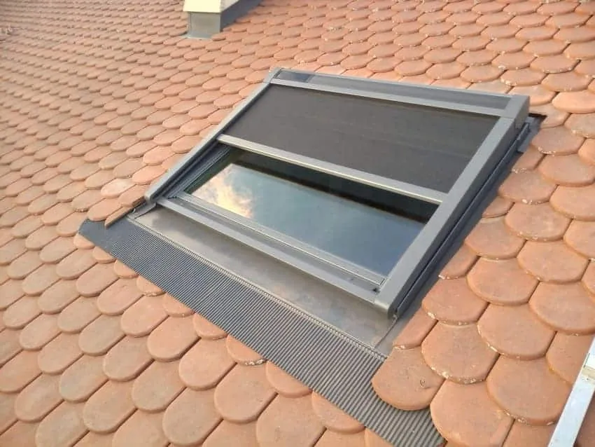 Pose d'une fenêtre de toit VELUX sur couverture en tuiles par RT2C